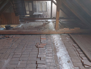 Zateplení stropu rodinného domu pomocí foukané izolace